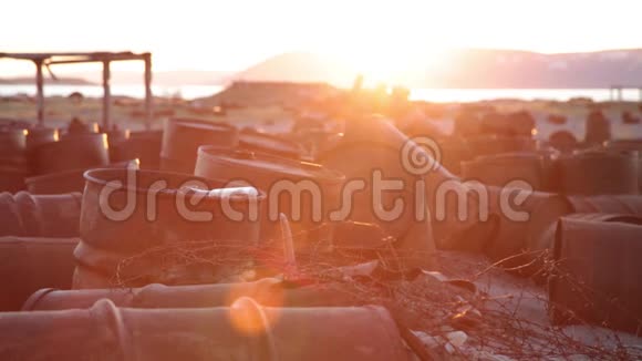 空油桶的废弃工业区视频的预览图