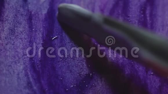 画笔在紫色的纸画布上画出灰色的水彩画视频的预览图