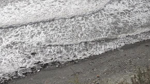 在石滩上缓慢的长波浪视频的预览图