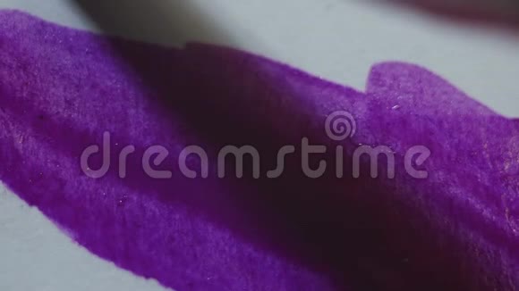 画笔在白纸画布上画出蓝紫色的水彩画形状视频的预览图