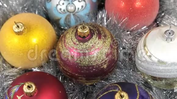 一轮彩色圣诞球的特写镜头圣诞背景金箔视频的预览图