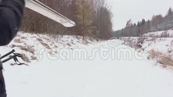 一个在林间小路上滑雪的人走开了视频的预览图
