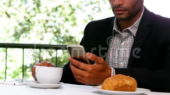 营业人员在早餐时使用手机视频的预览图