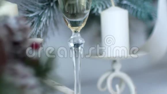 圣诞精神新年装饰中的一杯香槟视频的预览图