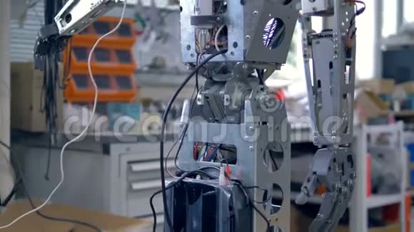 一个高大的人形机器人被发现修理视频的预览图