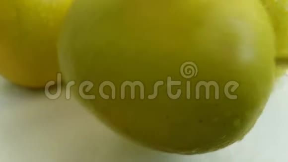 苹果绿湿落下慢镜头拍摄视频的预览图