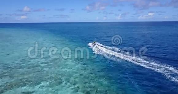 V06221无人驾驶飞机观看马尔代夫白色沙滩喷气机乘坐阳光明媚的热带天堂岛与水视频的预览图