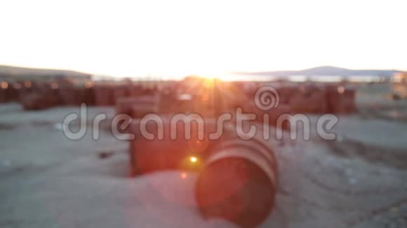 空油桶的废弃工业区视频的预览图