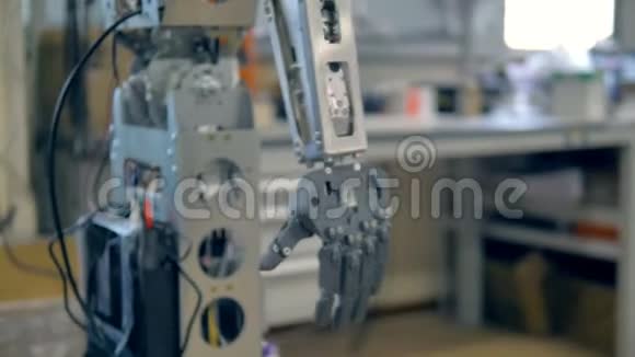 机器人移动一只手臂而人的手试图解开另一只手臂4K视频的预览图