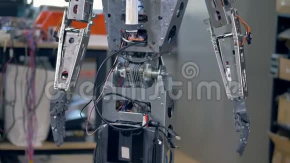 一个拆卸机器人与LED屏幕的眼睛向下看4K视频的预览图