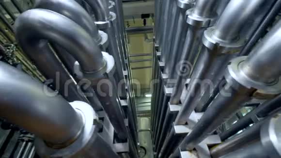 在一家乳品厂的钢制水管上做特写视频的预览图