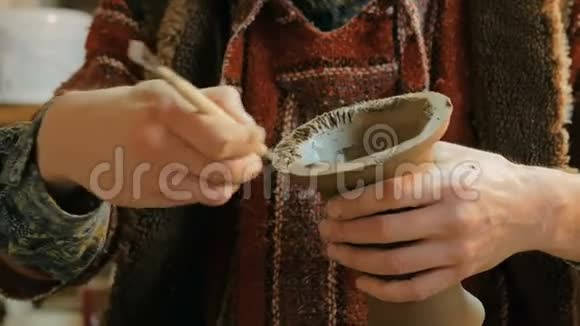 陶瓷车间专用工具的专业陶器雕刻部分视频的预览图