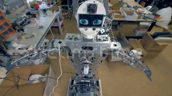 一个没有外体的机器人举起两只手臂视频的预览图
