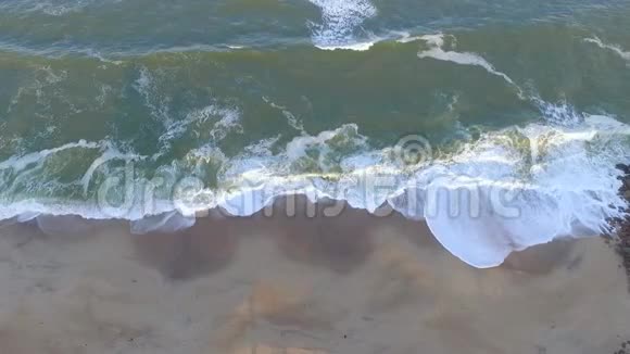 观纳米比亚海岸的起泡和传入波视频的预览图