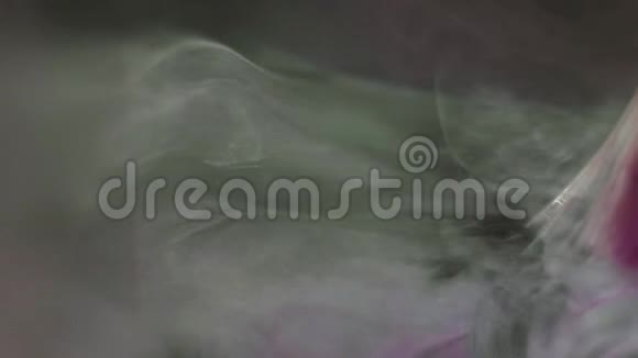 漂亮的紫色油漆形状的刷子在水中的漩涡视频的预览图