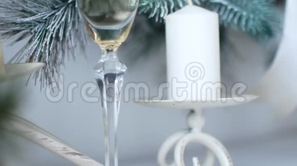 圣诞精神新年装饰中的一杯香槟视频的预览图