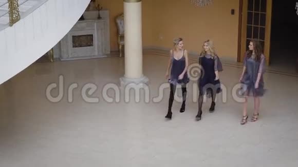 三位美女在空荡荡的房间里漫步其中一个穿裙子另外两个穿飞行服的女孩视频的预览图