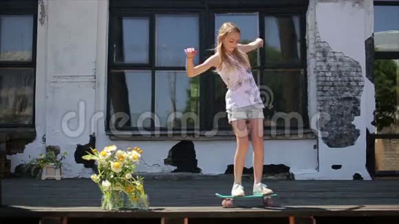 女青少年在小滑板上跳舞视频的预览图