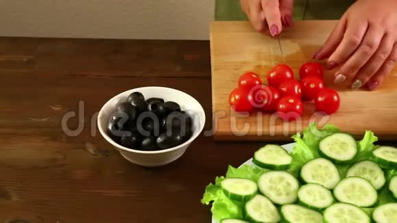 雌性手切樱桃西红柿做蔬菜沙拉视频的预览图
