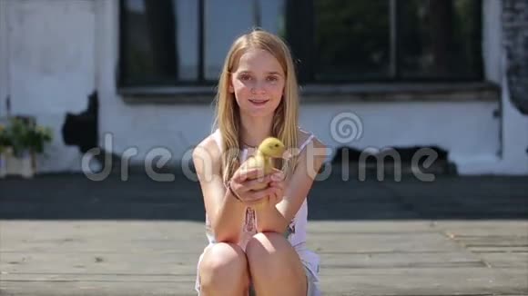 年轻的女性亲吻美丽的小鸭子视频的预览图