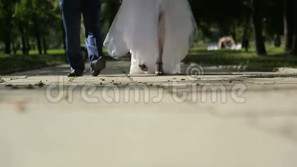 新郎新娘的脚视频的预览图