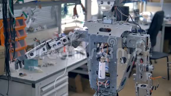 一个机器人在车间所有的内部部分可见视频的预览图