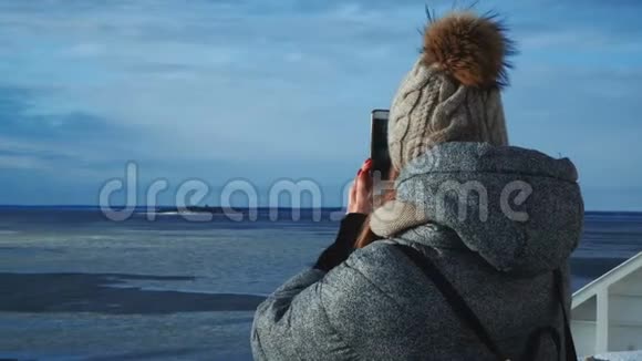 从船上拍摄冰冻海洋的女人视频的预览图