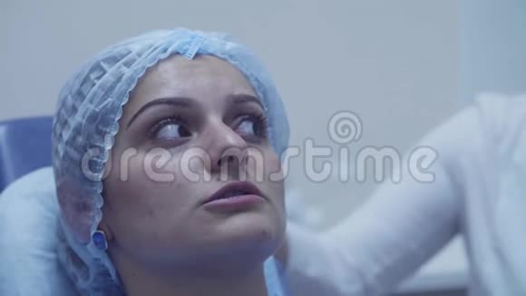 牙科检查开始时一名妇女在牙科椅上的肖像视频的预览图