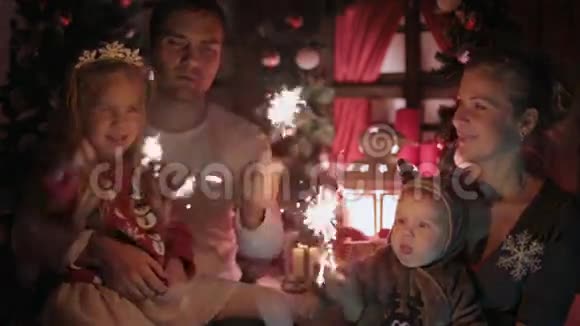 有两个孩子的美满幸福家庭相聚新年视频的预览图