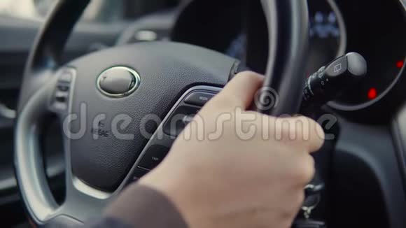 手放在汽车车轮上视频的预览图