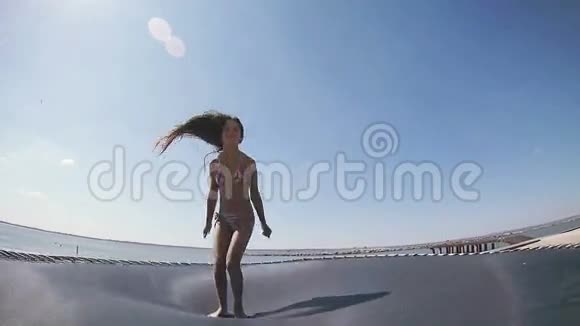 蹦床上跳的女孩视频的预览图