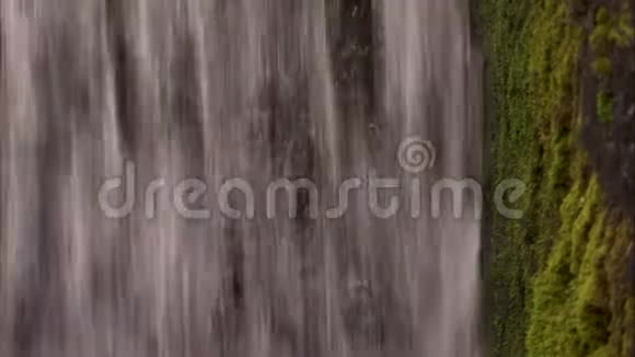 近距离拍摄一个人造瀑布视频的预览图