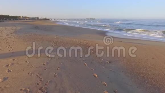 纳米比亚海滩沙滩上的脚印视频的预览图