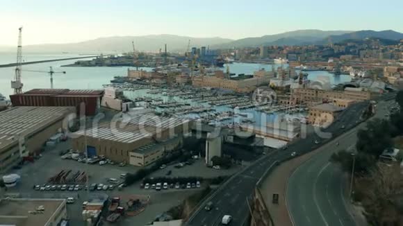 晚上可鸟瞰热那亚港口和城市意大利视频的预览图