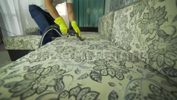 一个清洁公司的人在打扫沙发男士统一沙发清洁布配干蒸汽清洁剂视频的预览图
