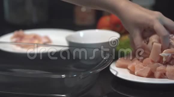 厨师把切好的鸡胸肉放在烤盘上生鸡厨师做鸡胸肉禽肉减肥肉视频的预览图