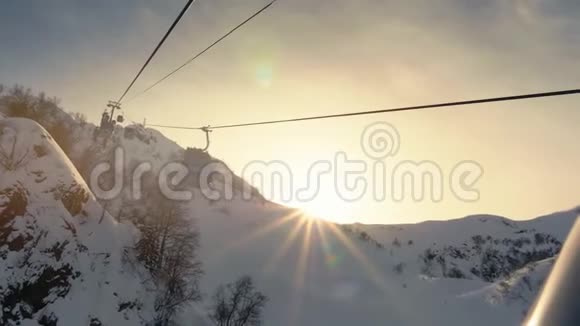 从雪山上的木轮射击视频的预览图