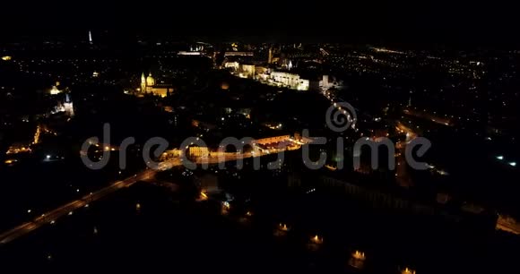 捷克共和国夜晚的布拉格美丽的城市景观视频的预览图