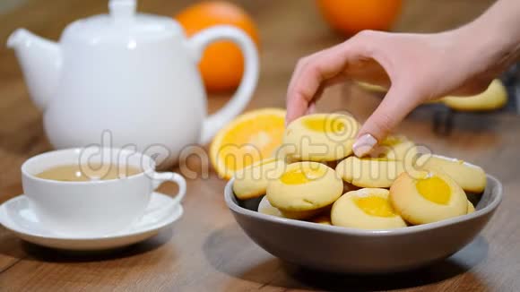 带有橙色果酱的饼干放进碗里橘子饼干视频的预览图