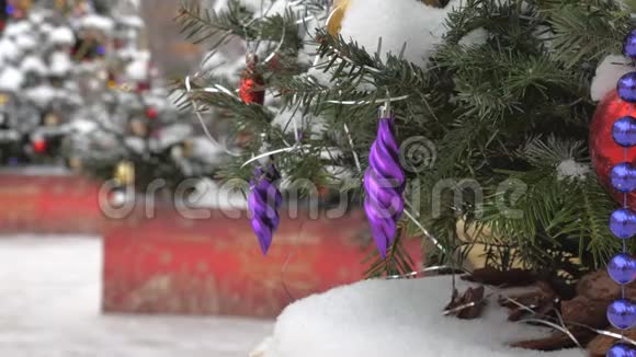 圣诞树上覆盖着雪上面装饰着球和玩具在街上有一场暴风雪在里面视频的预览图