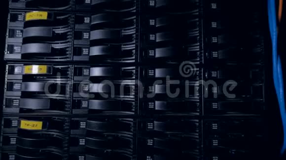 一个装满黑色工业硬盘的无休止的机架视频的预览图