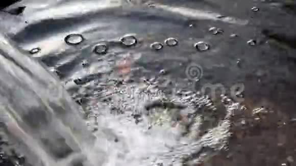 从喷泉溅入池塘的水被击中视频的预览图