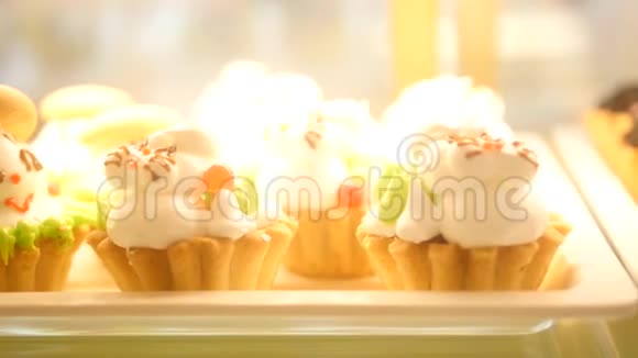 展示蛋糕糕点在窗口展示食堂美味的沙漠食品高清视频的预览图