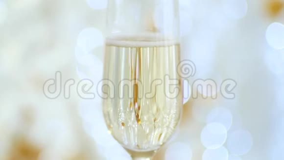 新年假期一杯香槟第一个人敬酒视频的预览图