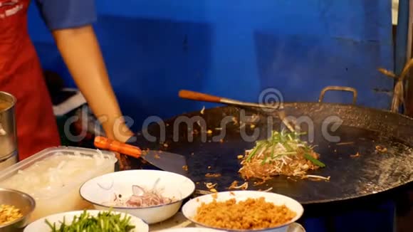 国家亚洲街头美食米粉与鸡蛋在一个大煎锅上煮熟泰国芭堤雅视频的预览图