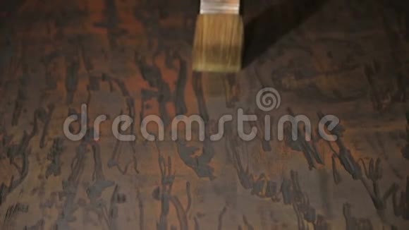 将油漆污渍刷到胶合板木板上视频的预览图