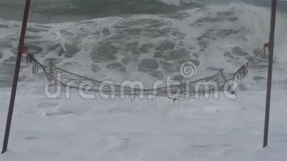 暴风雨巨浪中的吊床视频的预览图
