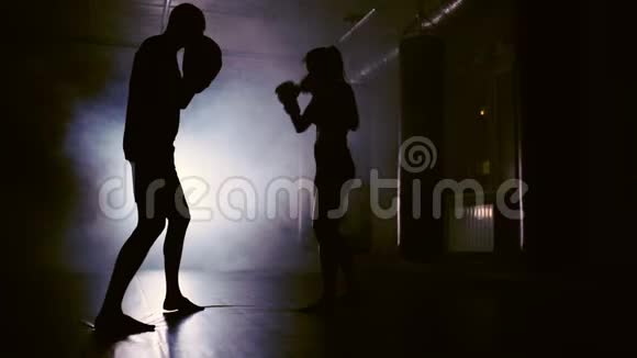 女子在拳击场打重点手套视频的预览图
