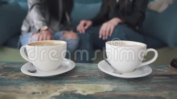 咖啡杯快点女孩同时拿杯子和饮料视频的预览图