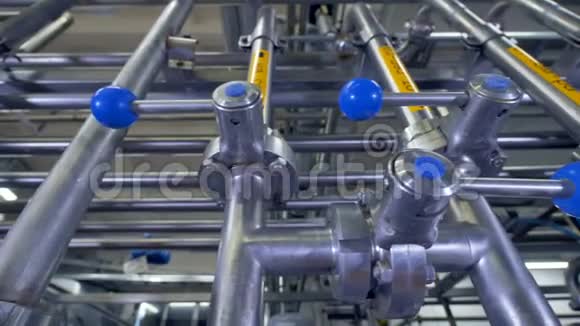 乳品厂操作手柄的水和废物控制转向不同的位置视频的预览图